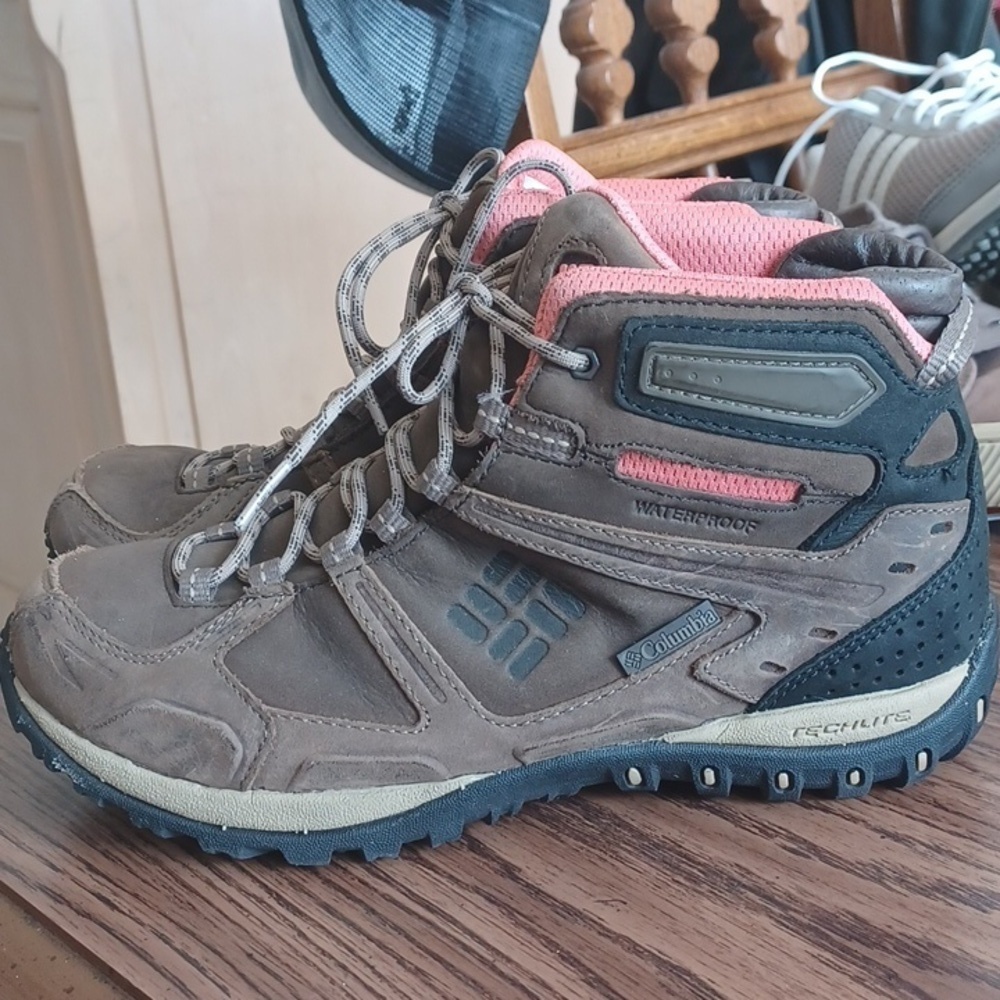 Columbia waterproof woman’s hiking boots, brown & pink
